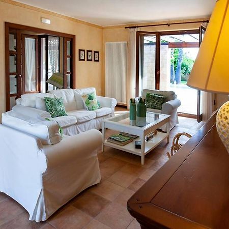 Spaziosa Villa Con Piscina E Giardino, Поліньяно-а-Маре Екстер'єр фото