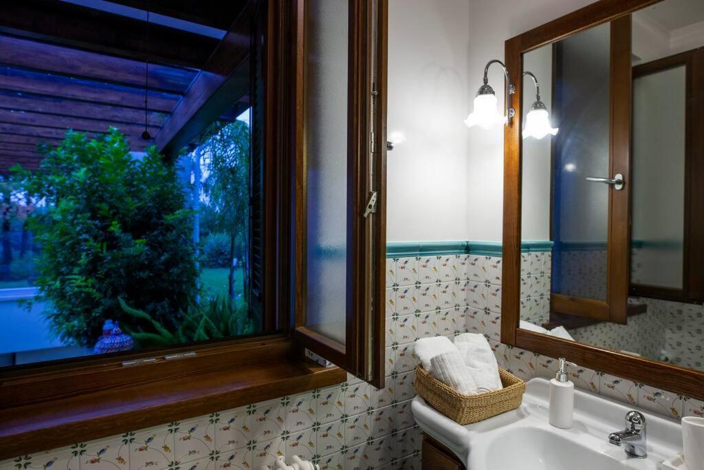 Spaziosa Villa Con Piscina E Giardino, Поліньяно-а-Маре Екстер'єр фото