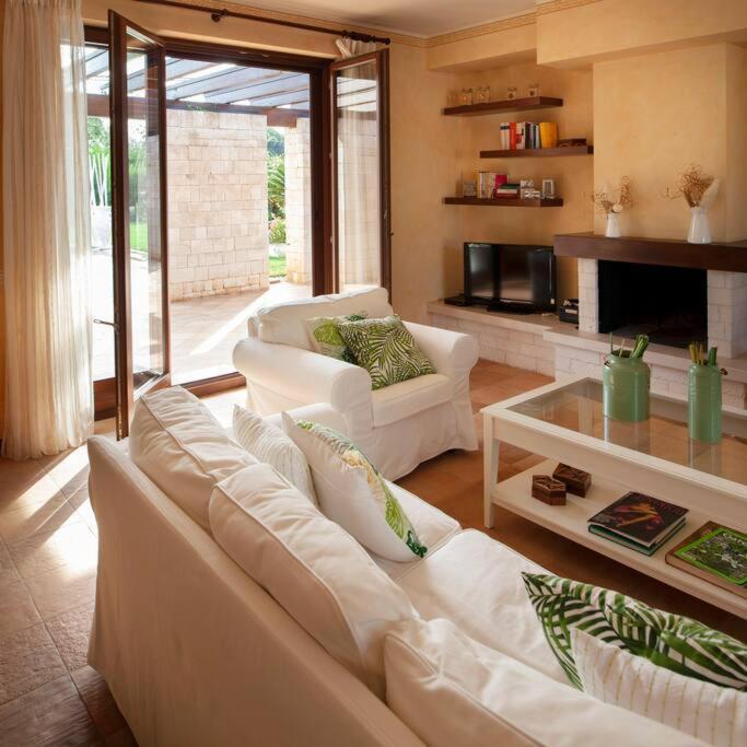 Spaziosa Villa Con Piscina E Giardino, Поліньяно-а-Маре Екстер'єр фото