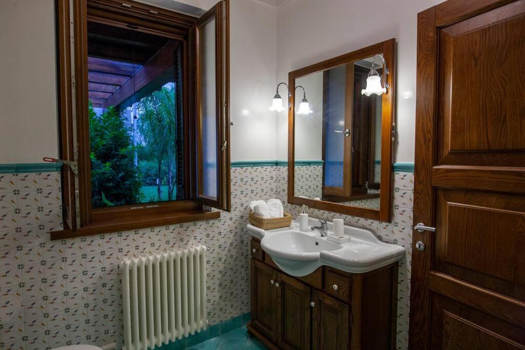 Spaziosa Villa Con Piscina E Giardino, Поліньяно-а-Маре Екстер'єр фото
