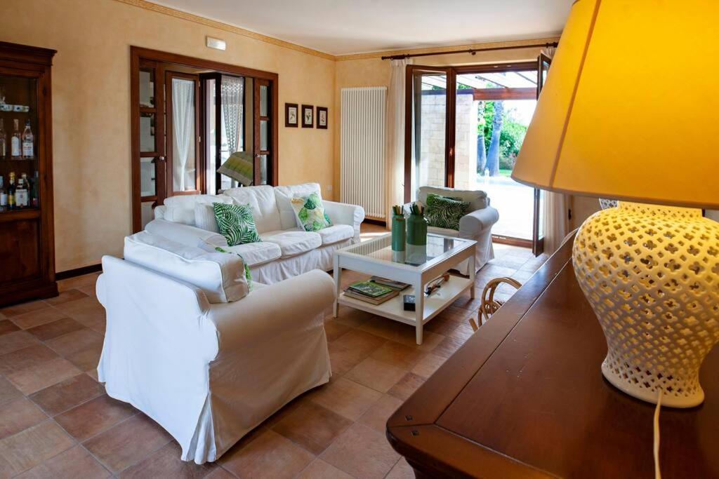 Spaziosa Villa Con Piscina E Giardino, Поліньяно-а-Маре Екстер'єр фото