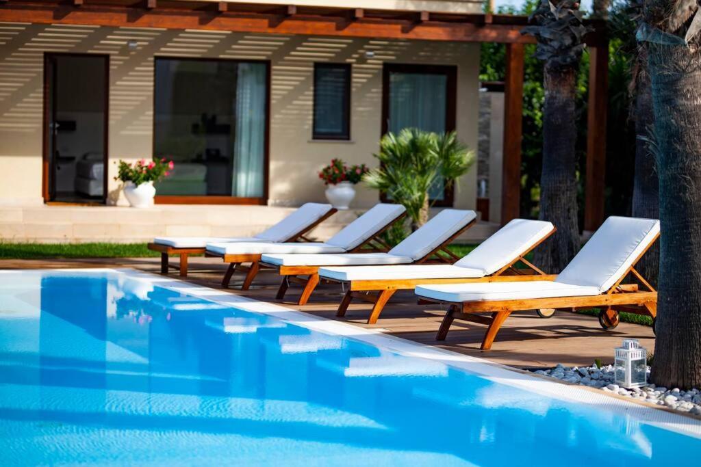 Spaziosa Villa Con Piscina E Giardino, Поліньяно-а-Маре Екстер'єр фото
