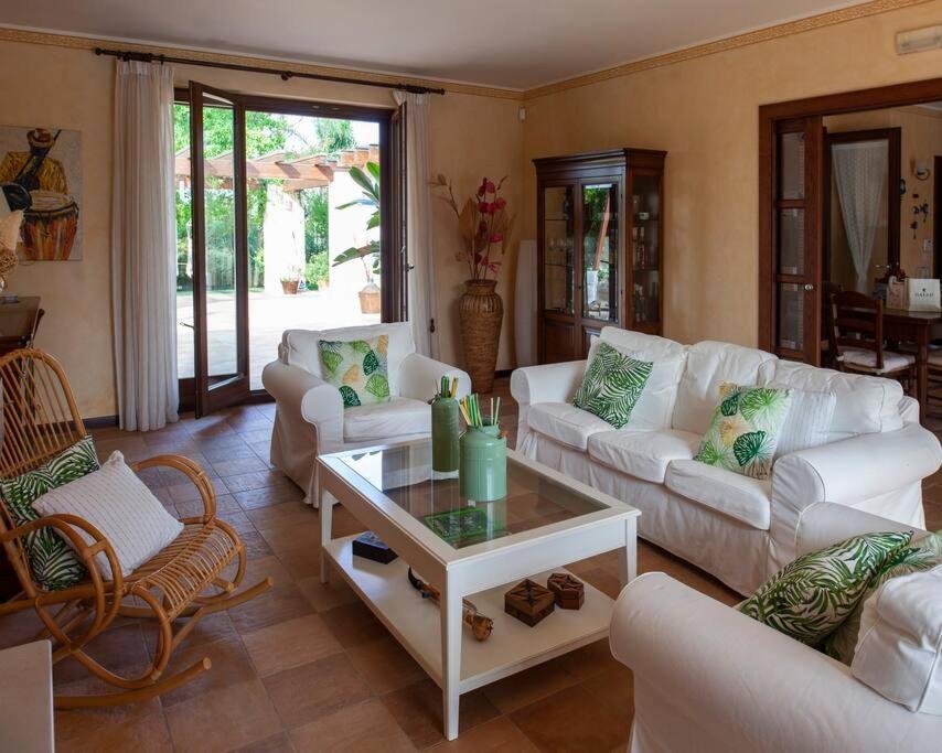 Spaziosa Villa Con Piscina E Giardino, Поліньяно-а-Маре Екстер'єр фото